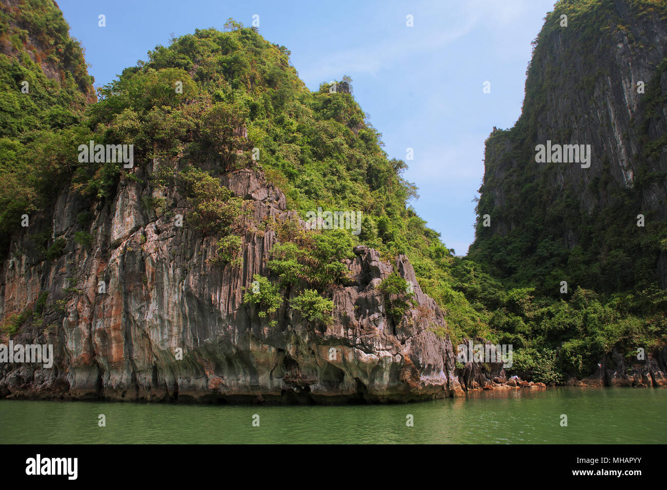 Đảo Đầu Gỗ, one of the many hundreds of islands in Ha Long Bay, Quảng Ninh Province, Viet Nam Stock Photo