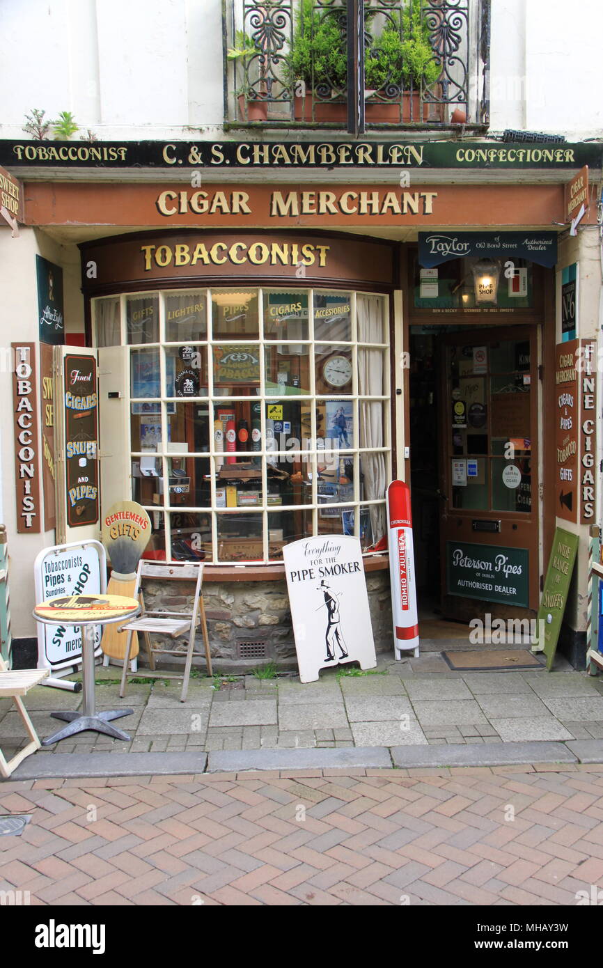 C&S Chamberlen: Tobacconists and Cigar Merchants situated in George Street,  Hastings Old Town, Hastings, Sussex, England, UK, PETER GRANT Stock Photo