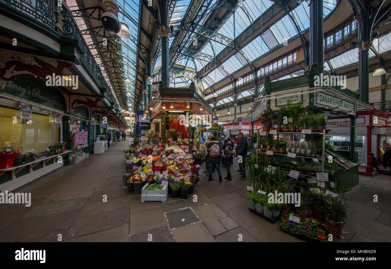 Flower stalls and interior of Leeds' huge Kirkgate Indoor market Stock Photo