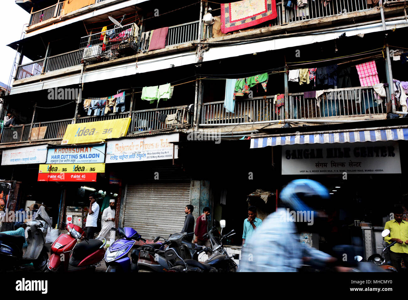 A busy street scene in Mumbai, India Stock Photo