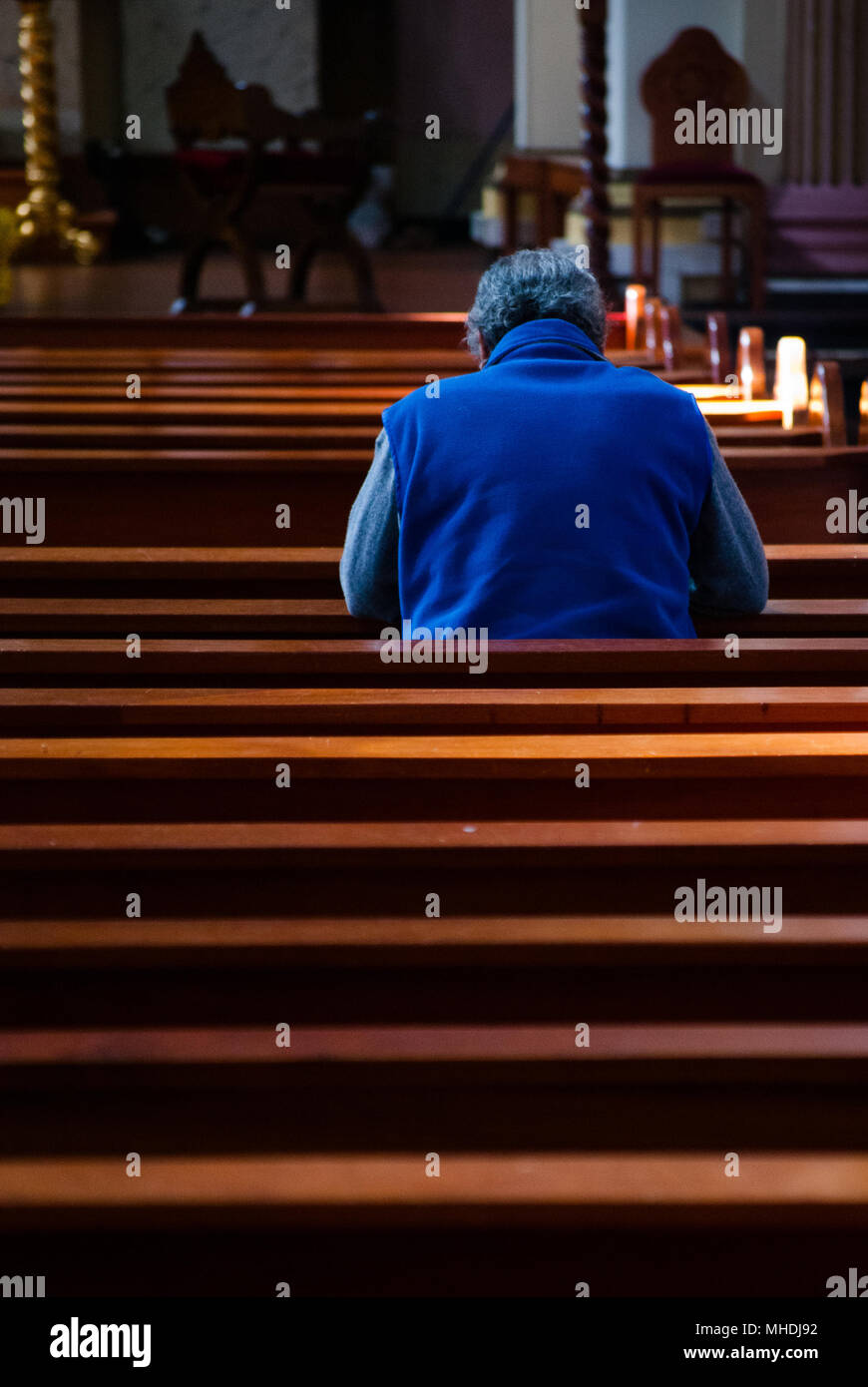 Orando en la Iglesia Católica Stock Photo