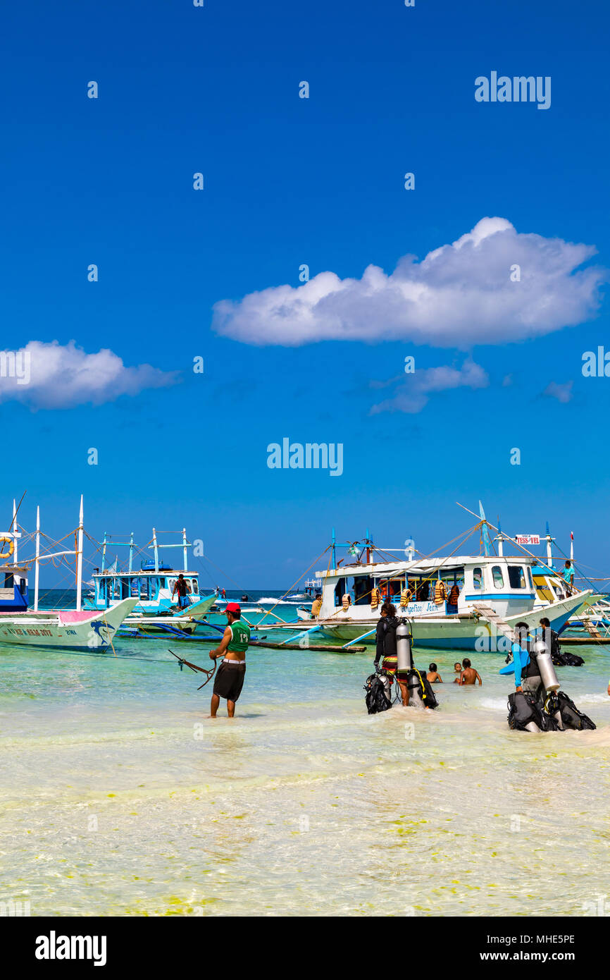 Tourists boats on white sand hi-res stock photography and images - Alamy