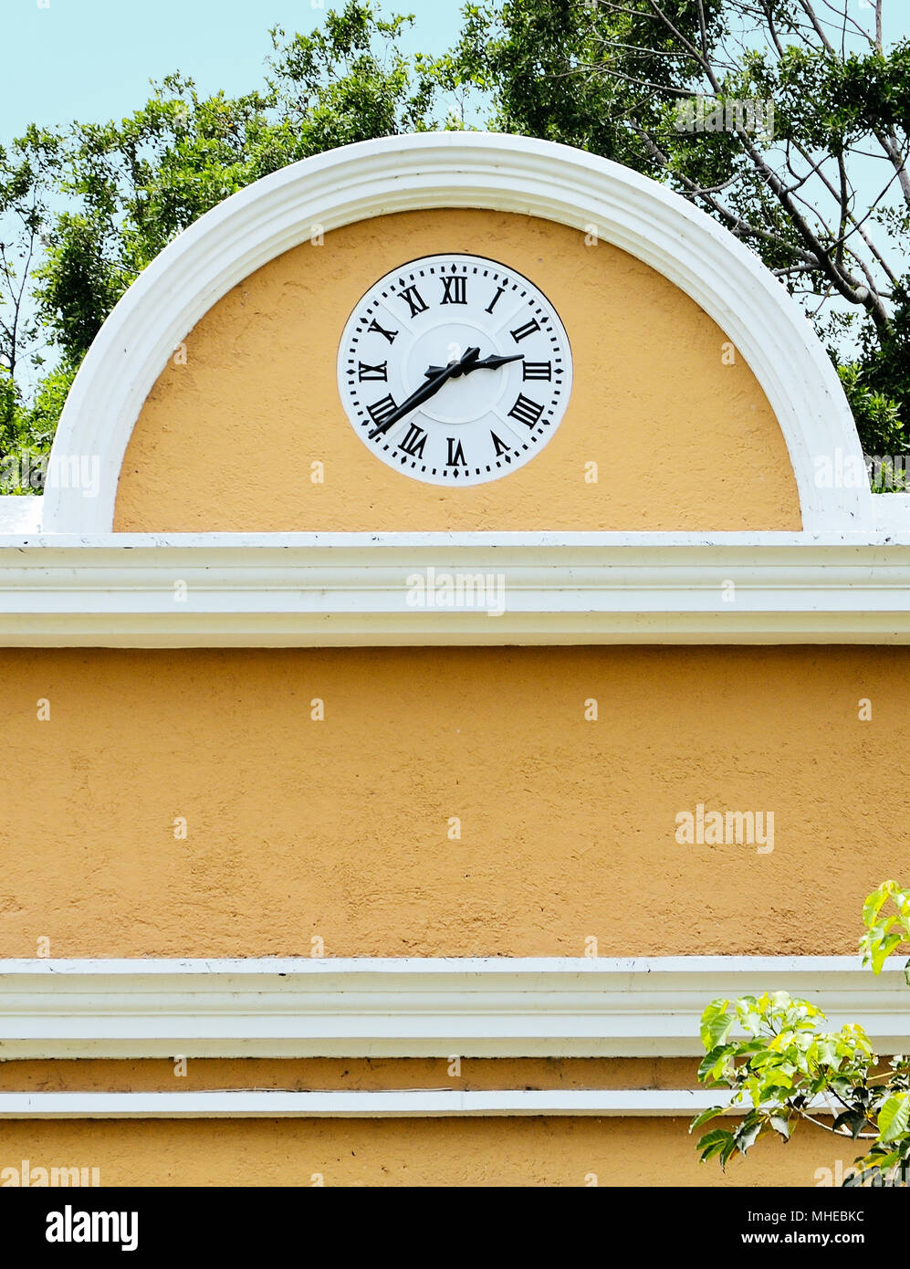 Un vecchio orologio dipinto con numeri romani Foto stock - Alamy