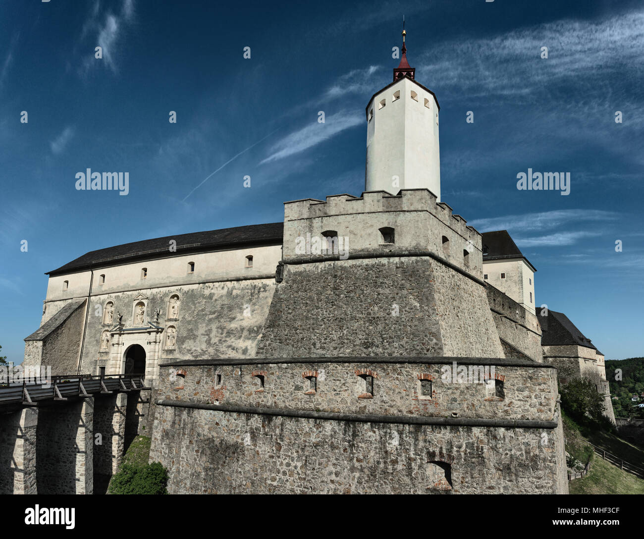 Zuerst stimmen Sie Ihren gewnschten Termin mit der Burg Forchtenstein (Link zur Website von Esterhzy) und mit dem Standesamt Forchtenstein (Tel: +43 2626 Die Heirat - Heirat | Gemeinde Forchtenstein