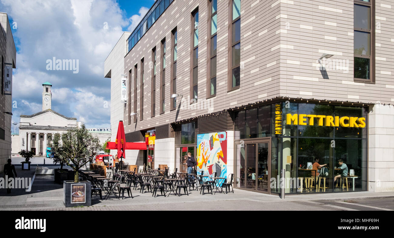 Mettricks coffee shop in Guildhall Square Southampton Stock Photo