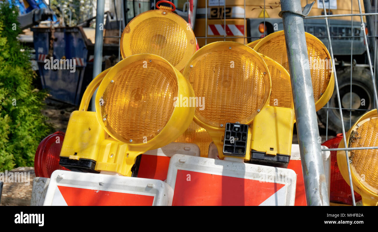 Interim storage for beacons with yellow lights for closing off a ...