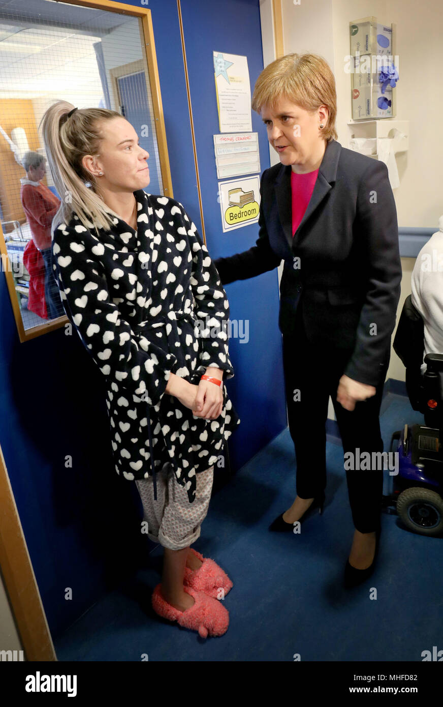 First Minister Nicola Sturgeon meets patient Charmaine Munro during a visit to the Edinburgh Royal Infirmary, as she marks the minimum unit pricing for alcohol coming into force and meet patients with chronic liver problems and specialist clinicians. Stock Photo