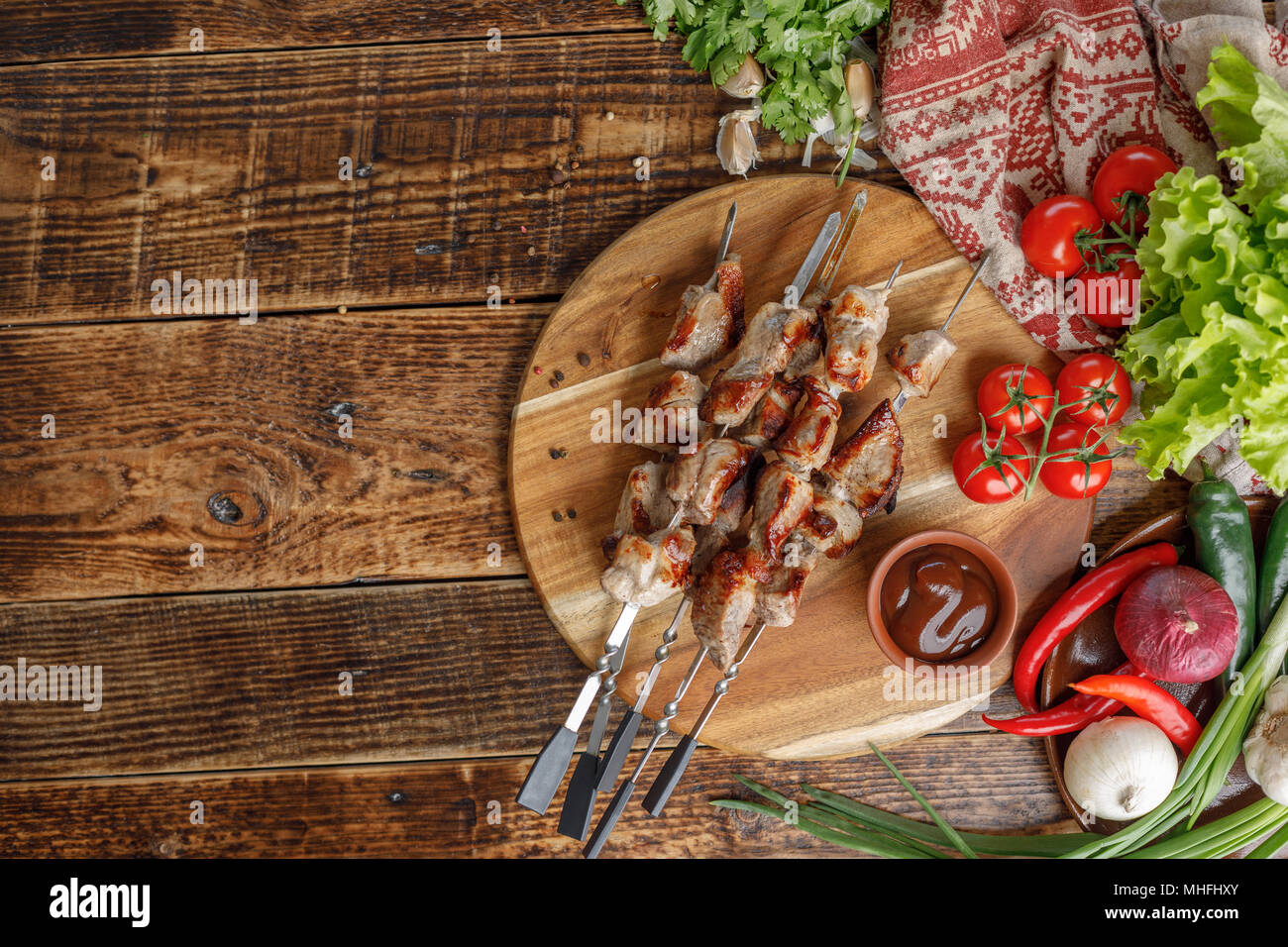 Деревянная доска для шашлыка. Мцвади хоровац. Мцвади хоровац. Шашлык. Фон для шашлычной.