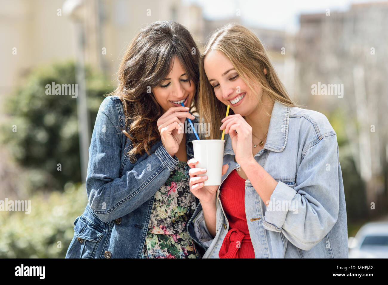 в полутора часах двое подружек.
