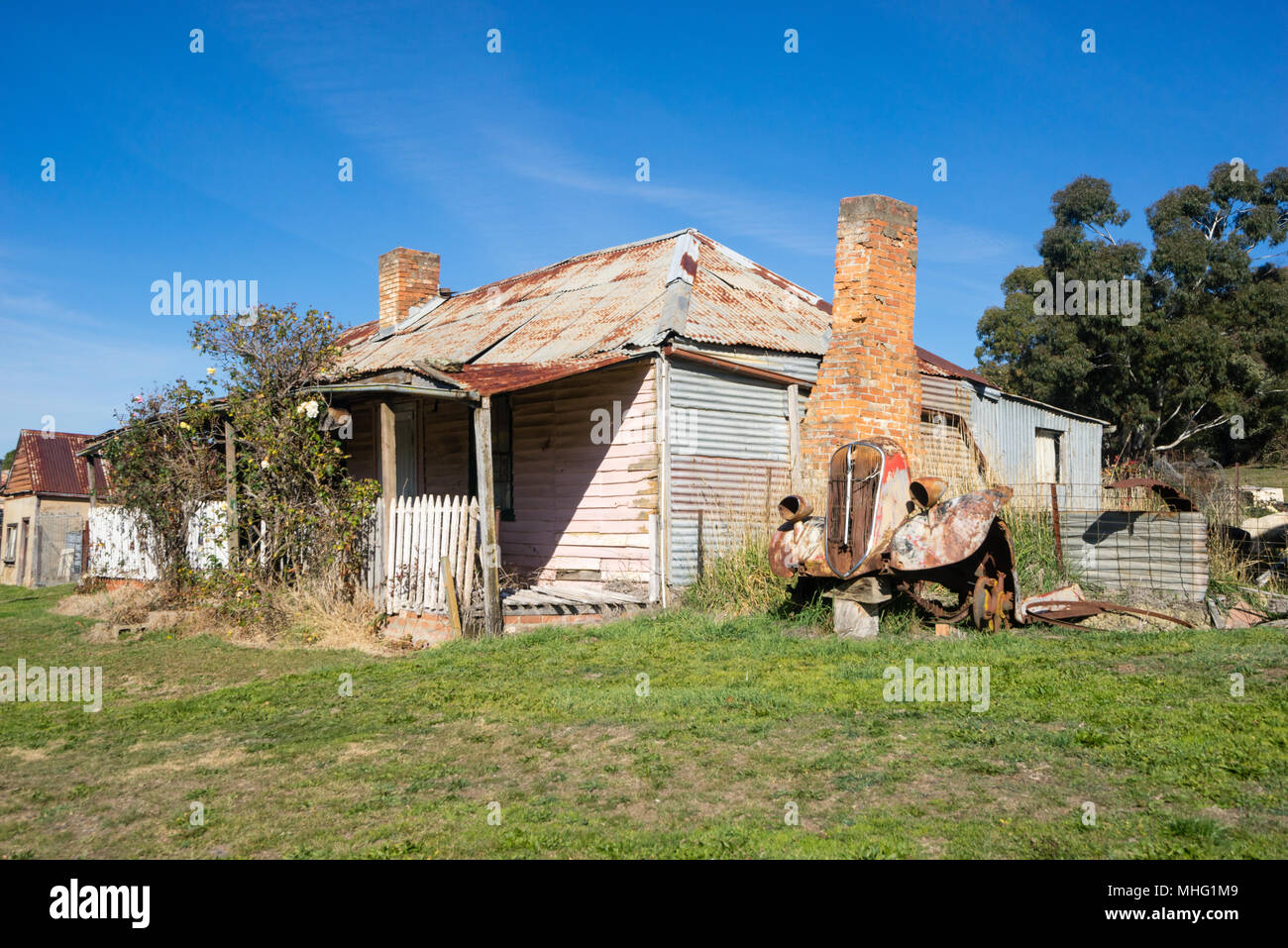 Trunkey Creek, Bathurst, New South Wales, Australia. Old buildings with part of an old car in the small village of Trunkey Creek, south of Bathurst in Stock Photo