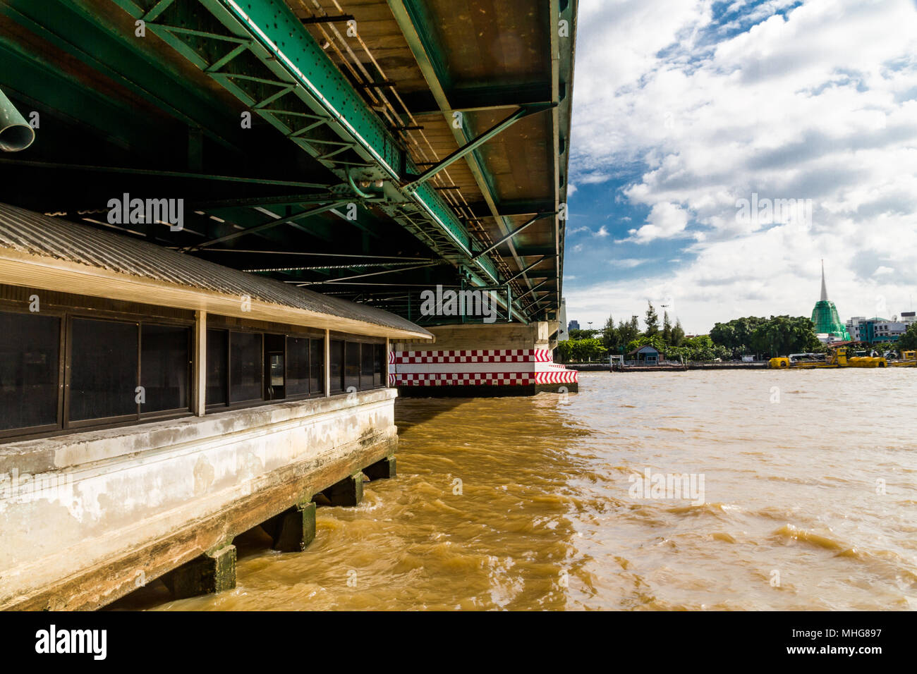 The King Rama 1 Memorial Bridge crossing the Chao Phraya River, Bangkok, Thailand Stock Photo