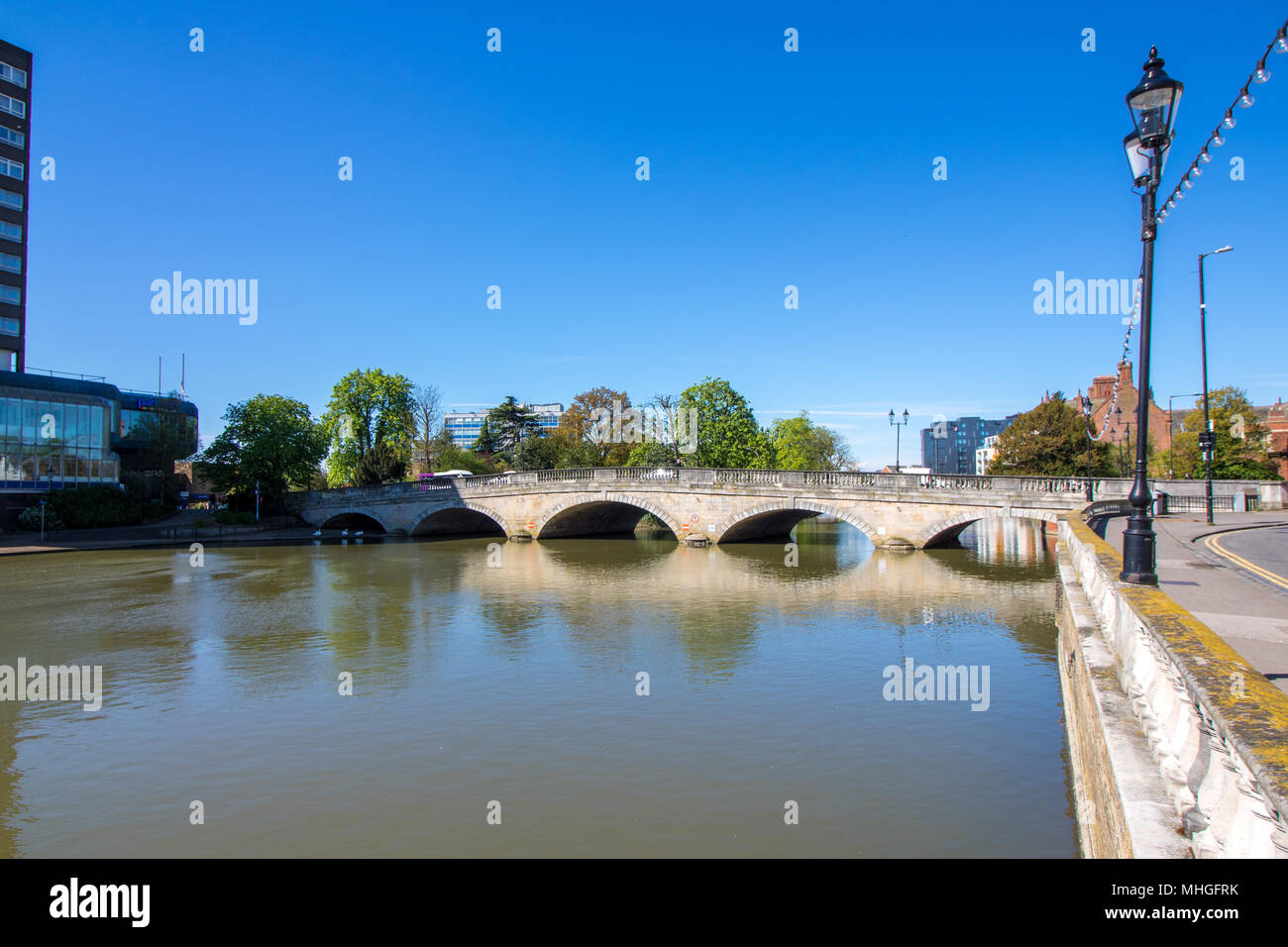 The River Great Ouse flows peacefully through Town Bridge in Bedford, UK Stock Photo