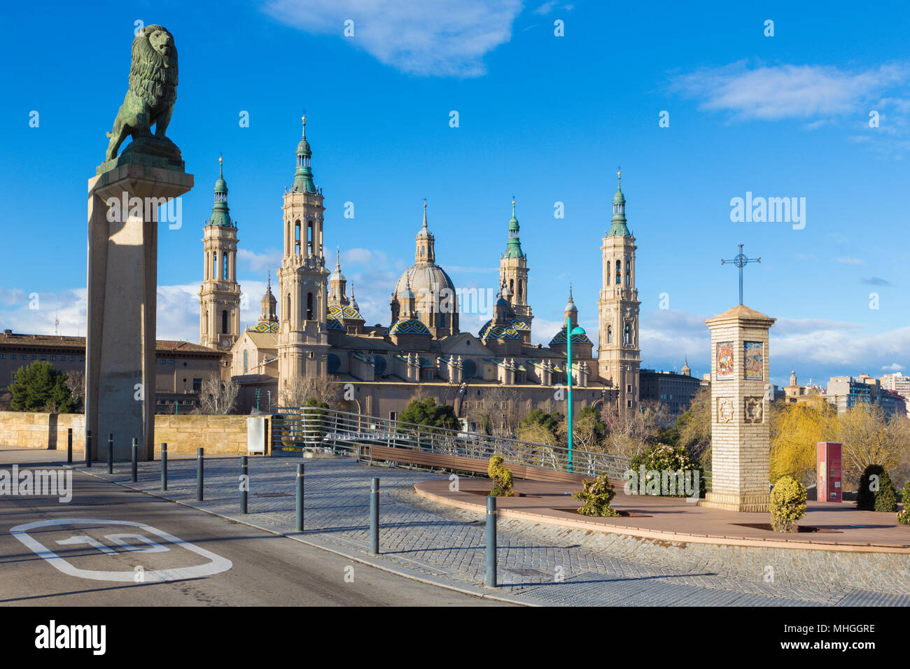 Zaragoza - The the bridge Puente de Piedra and Basilica del Pilar in the morning light. Stock Photo