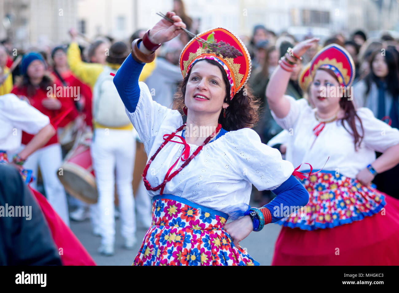 Oxford, UK. 1st May, 2018.  Revellers in Oxford for the annual May Day celebrations. Oxford celebrates May morning with the Magdalen boys choir singing at sunrise. Thousands line the streets to listen to what has become an annual Mayday tradition. Andrew Walmsley/Alamy Live News  Stock Photo
