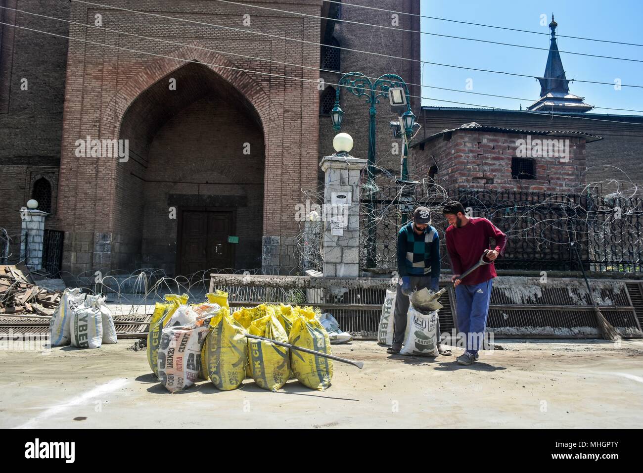 May 1, 2018 - Srinagar, J&K, India - Laborers work at a construction site on the eve of International Labor Day in Srinagar, Indian administered Kashmir. International Labor Day also known as May Day is marked across the world on May 1.The International Labor Day commemorates the historic struggle of working people throughout the world. Credit: Saqib Majeed/SOPA Images/ZUMA Wire/Alamy Live News Stock Photo
