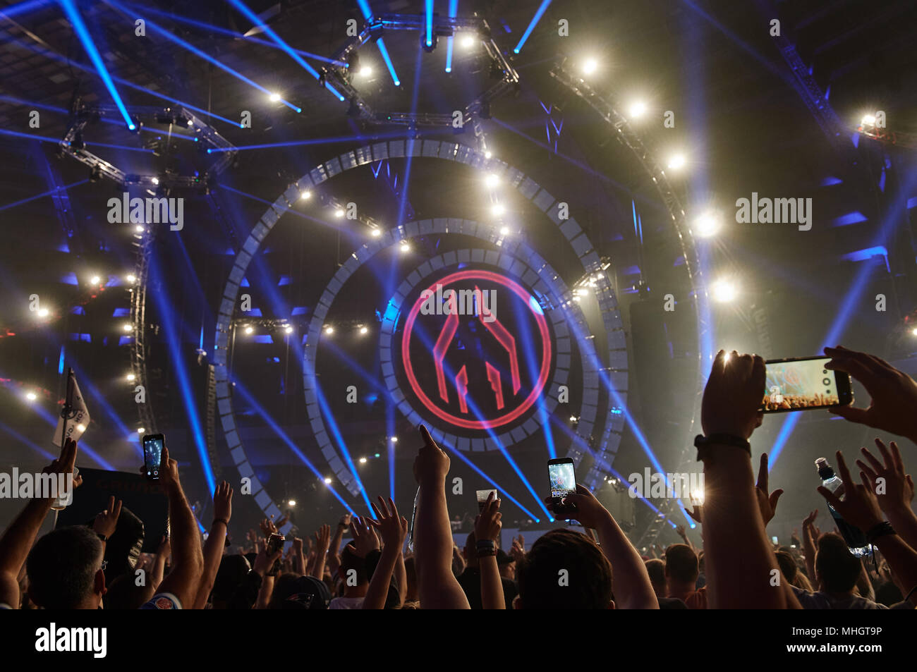 Universel barndom vedvarende ressource 30 April 2018, Germany, Dortmund: techno fans dancing and filming the light  show over the main stage with their smartphones in the Westfalenhalle at  the "Mayday" techno festival. For this year's "mother