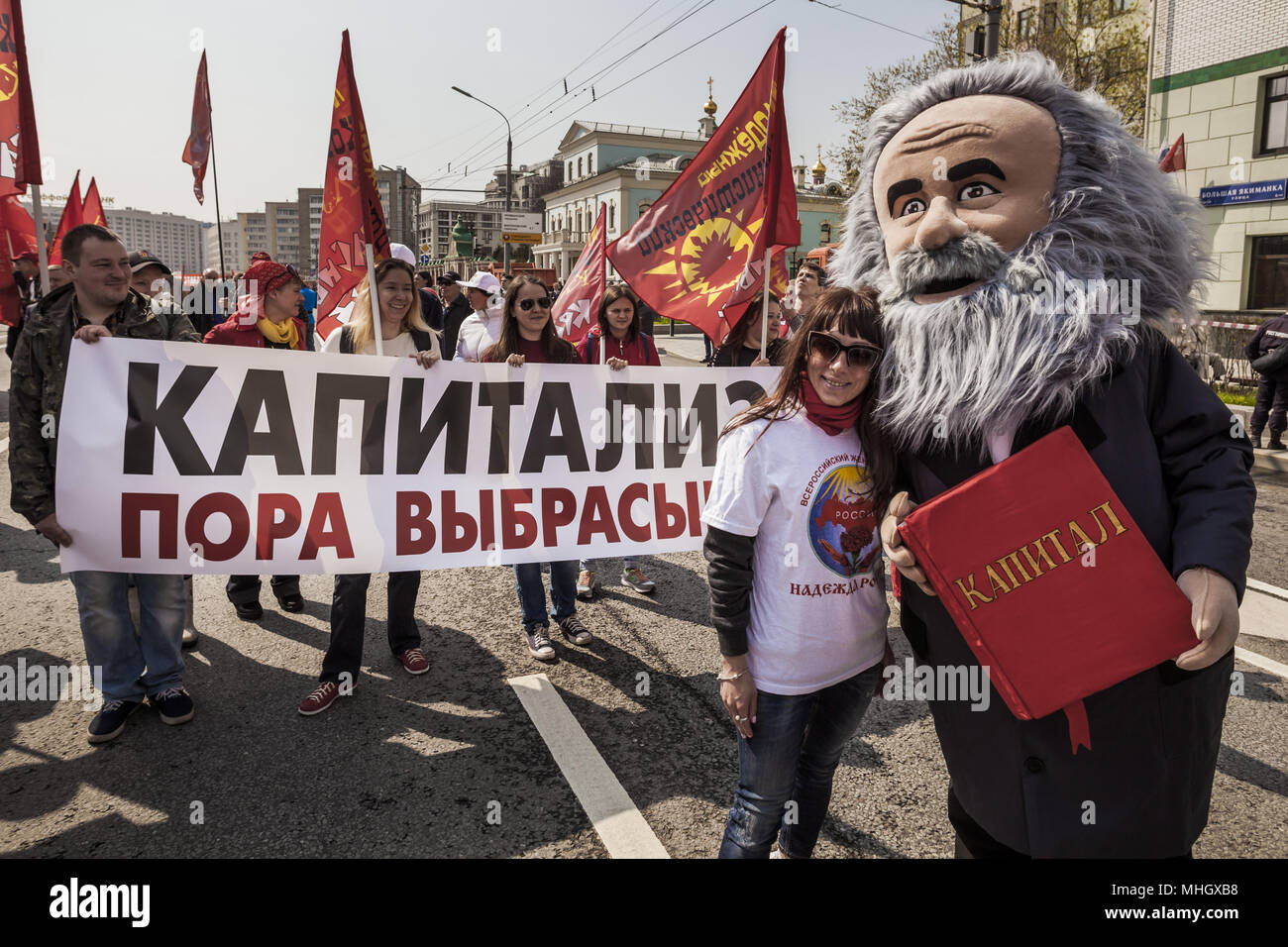 Moscow, Moscow, Russia. 1st May, 2018. Karl Marx costume figure poses with  a woman during the celebrations of May 1st in Moscow, Russia. Credit:  Celestino Arce/ZUMA Wire/Alamy Live News Stock Photo -
