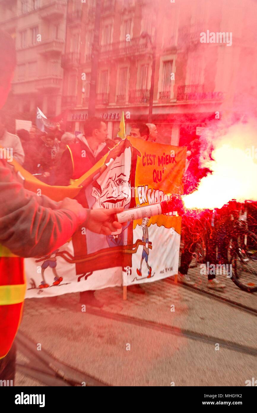 Grenoble, France. 1st May, 2018. Trade union and international demonstration of May 1st for the respect of the conditions of work. Presence of the CGT, SNCF railway workers, rail and train personnel, French Communist Party (PCF) militants, students and academics against the Vidal plan and the selection at the university, of groups for the defense migrants and for their regularization, collectives for solidarity with undocumented workers. Credit: Thibaut/Alamy Live News Stock Photo