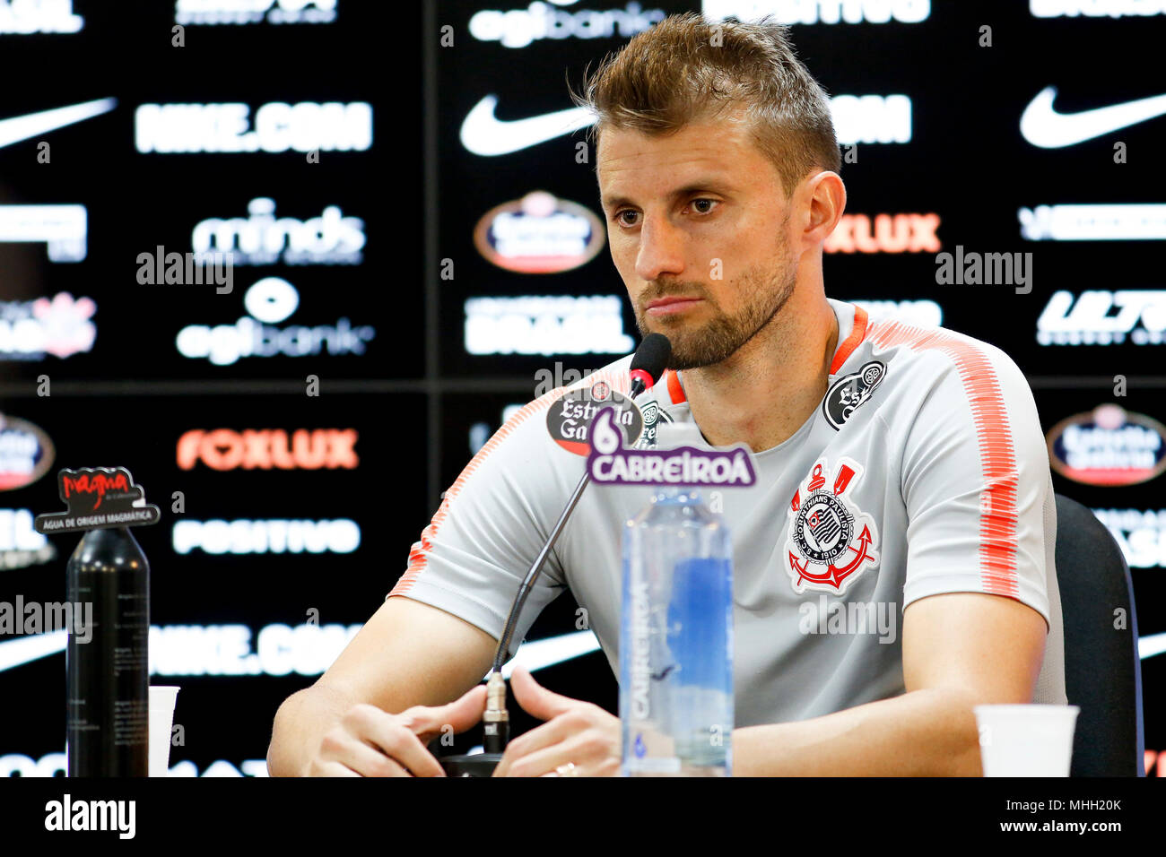 SÃO PAULO, SP - 02.05.2018: CORINTHIANS X INDEPENDIENTE - Corinthians'  Jadsoayplays the ballh Nicolás Figal do Independiente during a maa match  between Corinthians and Club Atlético Independiente (Argentina), valid for  the fourth