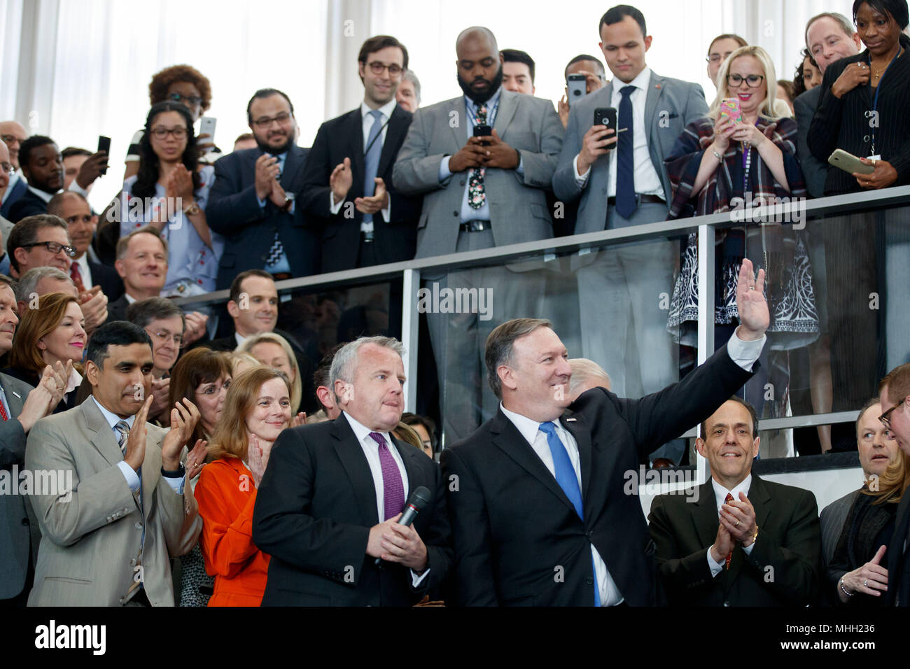 (180501) -- WASHINGTON, May 1, 2018 (Xinhua) -- U.S. Secretary of State Mike Pompeo waves to State Department employees at the Department of State in Washington D.C., the United States, on May 1, 2018. (Xinhua/Ting Shen) Stock Photo