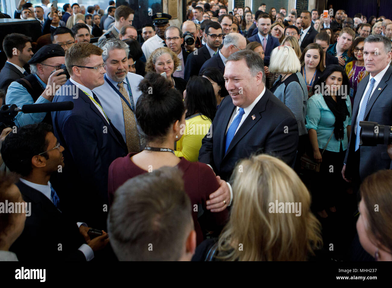 (180501) -- WASHINGTON, May 1, 2018 (Xinhua) -- U.S. Secretary of State Mike Pompeo greets State Department employees at the Department of State in Washington D.C., the United States, on May 1, 2018. (Xinhua/Ting Shen) Stock Photo