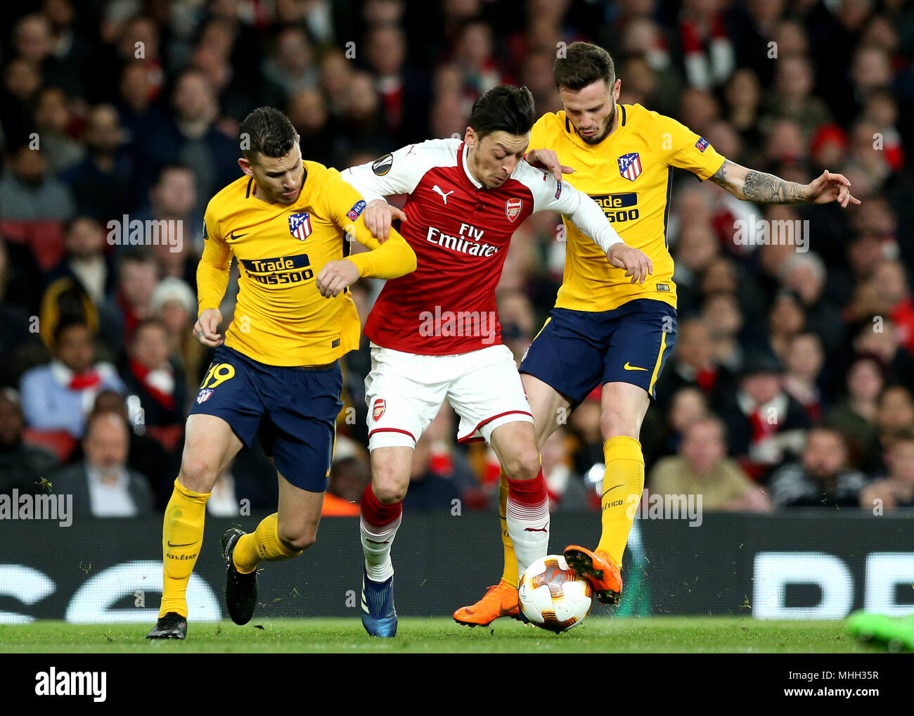 Emirates Stadium, London, UK. 26th Apr, 2018. UEFA Europa League football, semi final, 1st leg, Arsenal versus Atletico Madrid; Lucas Hernandez and Saul Niguez of Atletico Madrid put pressure on Aaron Ramsey of Arsenal Credit: Action Plus Sports/Alamy Live News Stock Photo