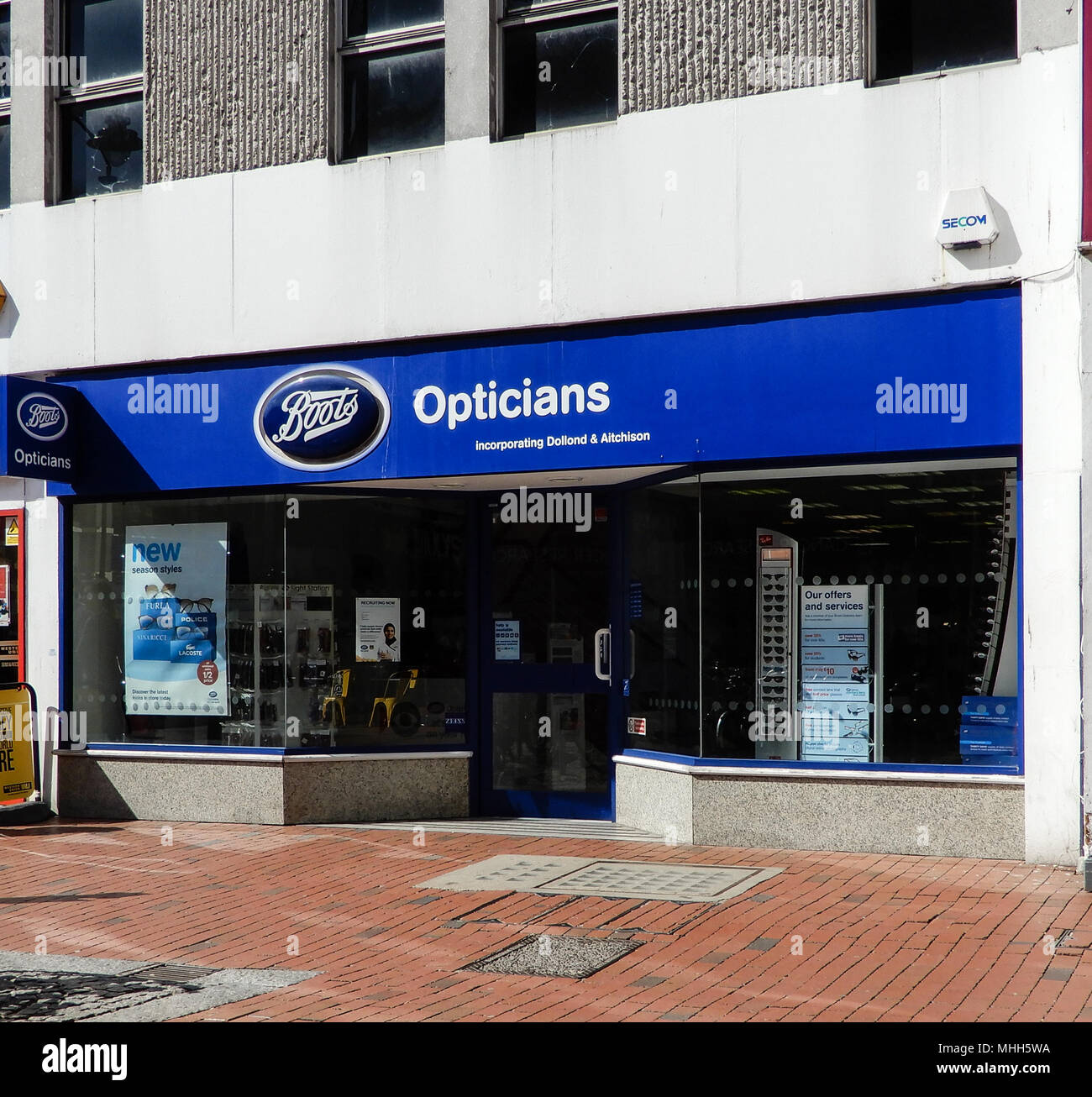 Uk store shop optician hi-res stock photography and images - Page 2 - Alamy