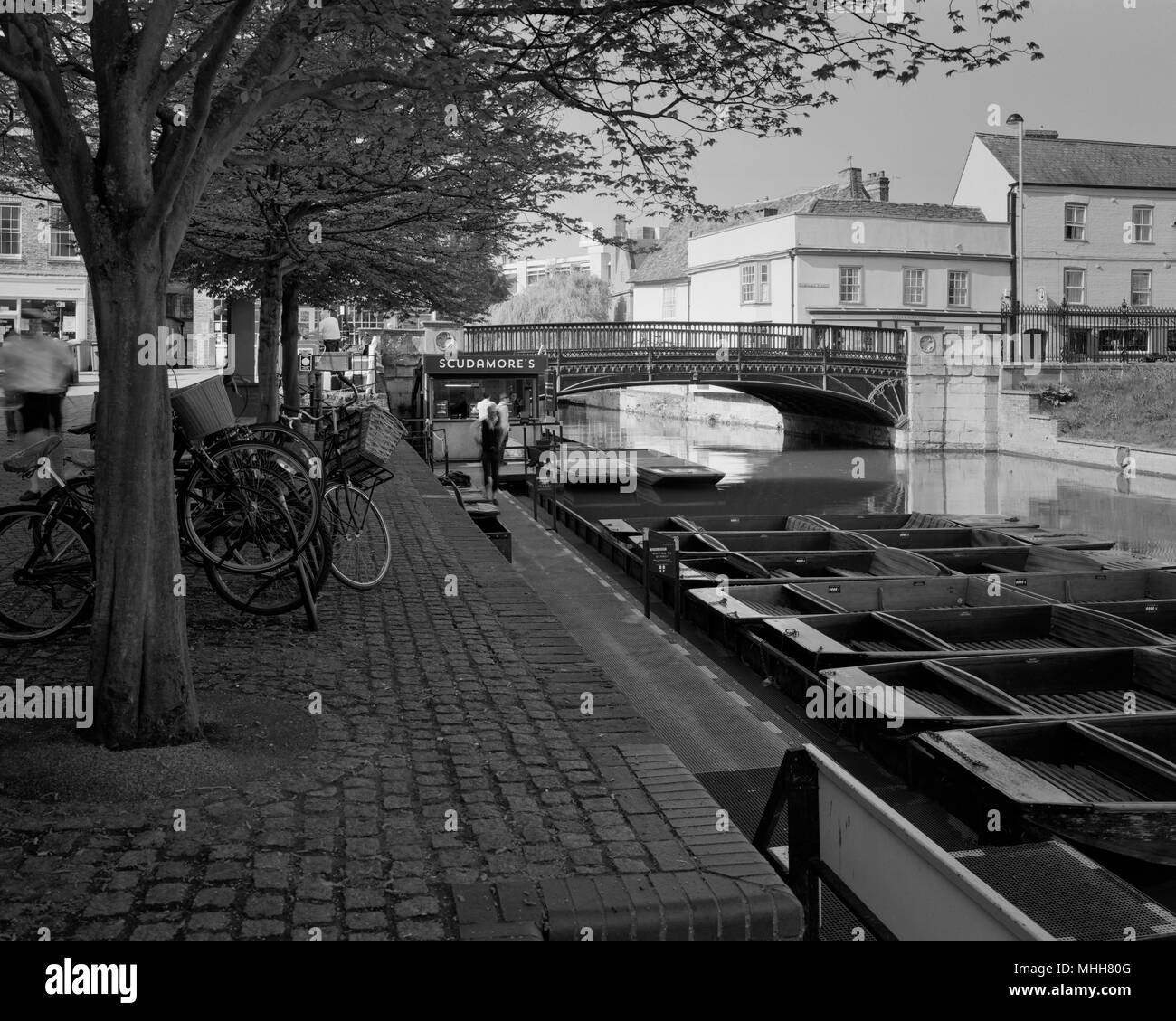 Punts moored beside Magdalene Bridge over the River Cam in Cambridge Stock Photo