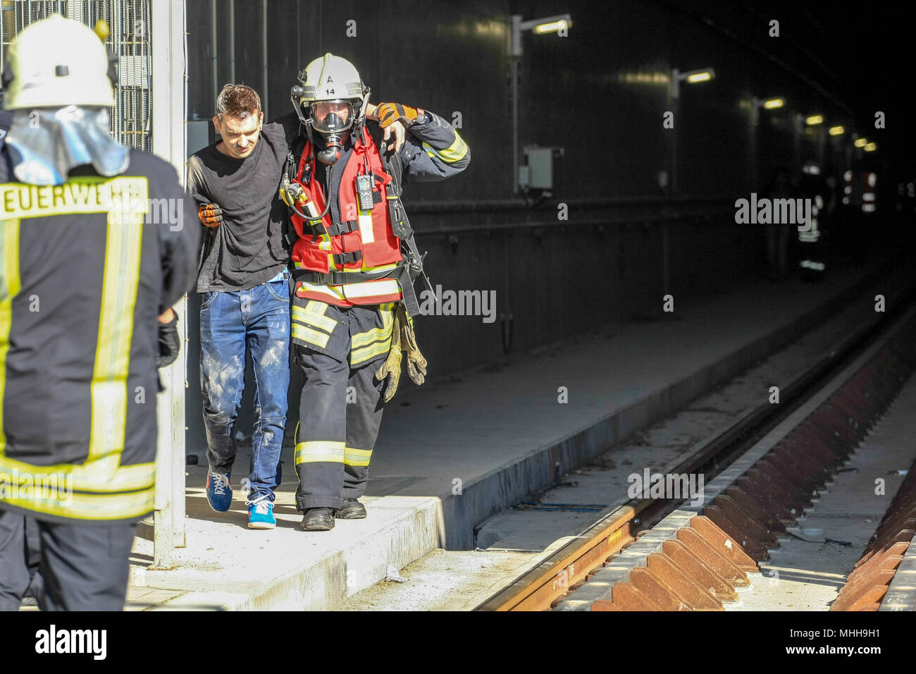 Evakuierung von Verletzten durch die Feuerwehr bei einer Uebung in einem Eisenbahntunnel in Leipzig. Stock Photo