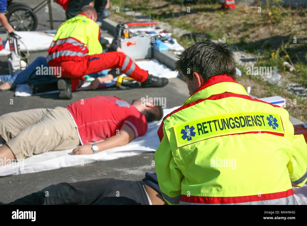 Erstversorgung von Verletzten durch das Deutsche Rote Kreuz (DRK), Johanniter und Feuerwehr bei einer Uebung in Leipzig. Stock Photo