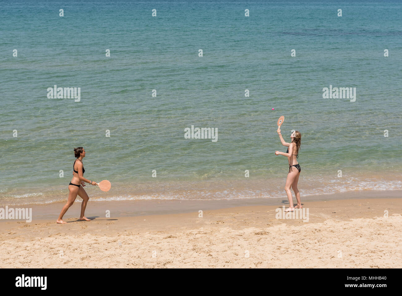 A dwarf man standing next to a blonde woman in bikini at the waterfront  promenade in Tel-Aviv, Israel Stock Photo - Alamy