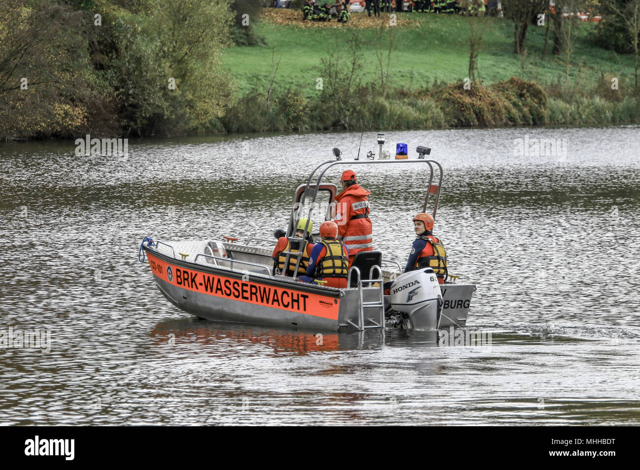 Wasserwacht des DRK im Einsatz bei der Suche nach einem Vermissten in einem See. Stock Photo