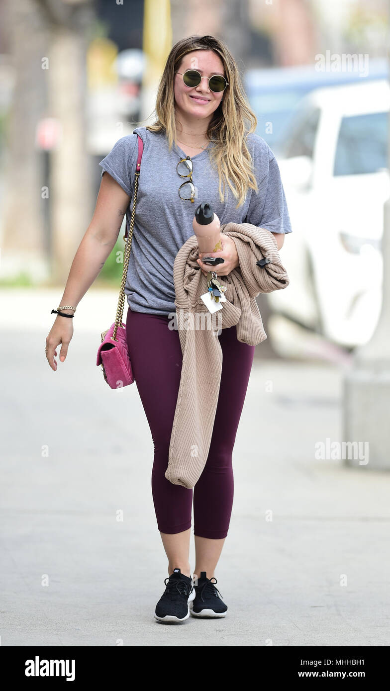 carries gucci bag