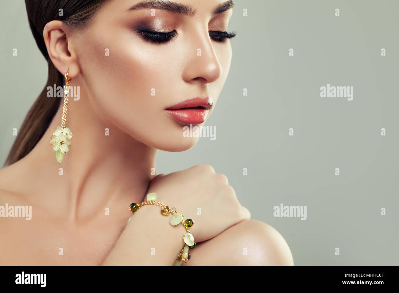 Beautiful girl gold jewelry hi-res stock photography and images - Alamy