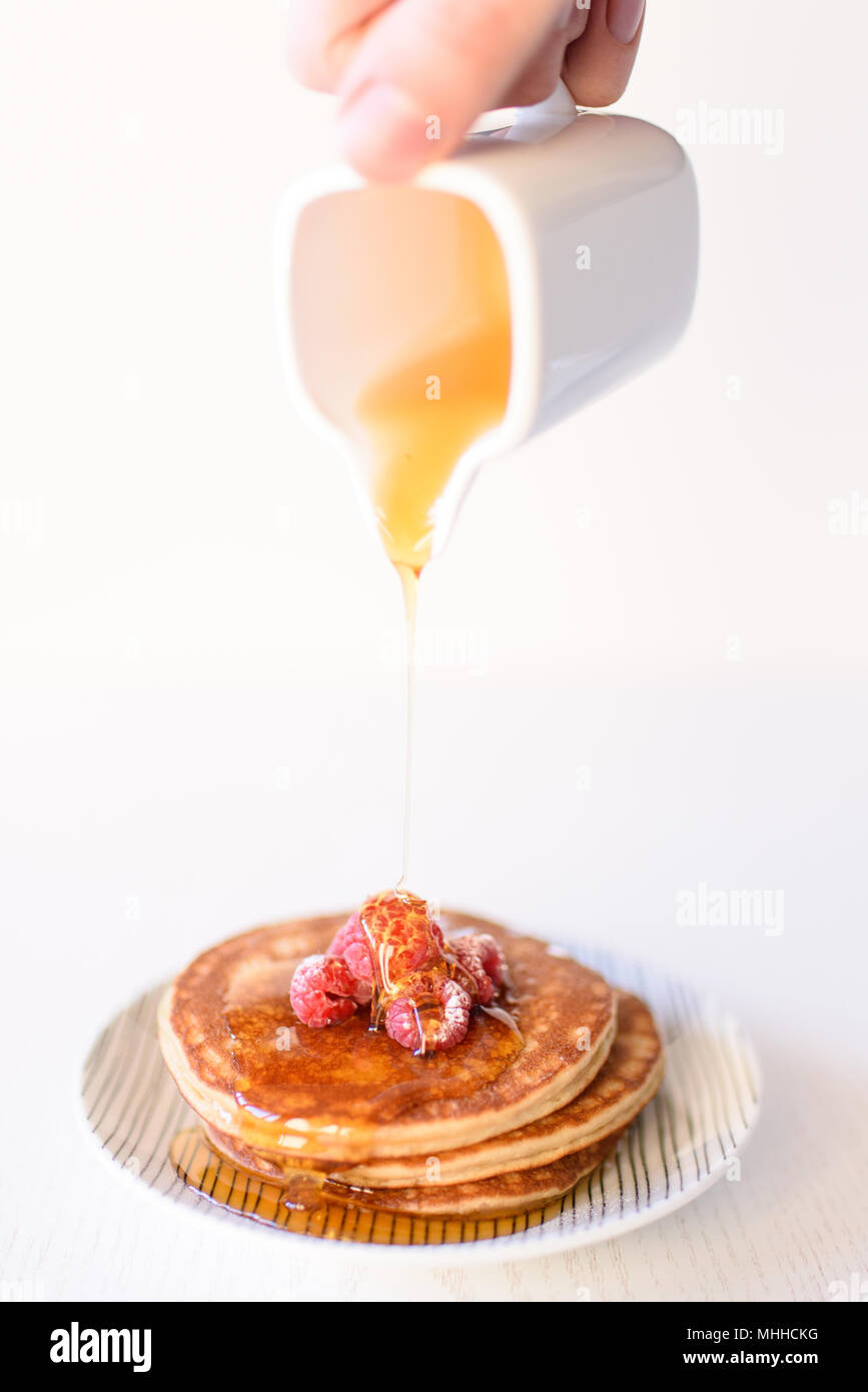 Syrup being poured on pancakes Stock Photo Alamy