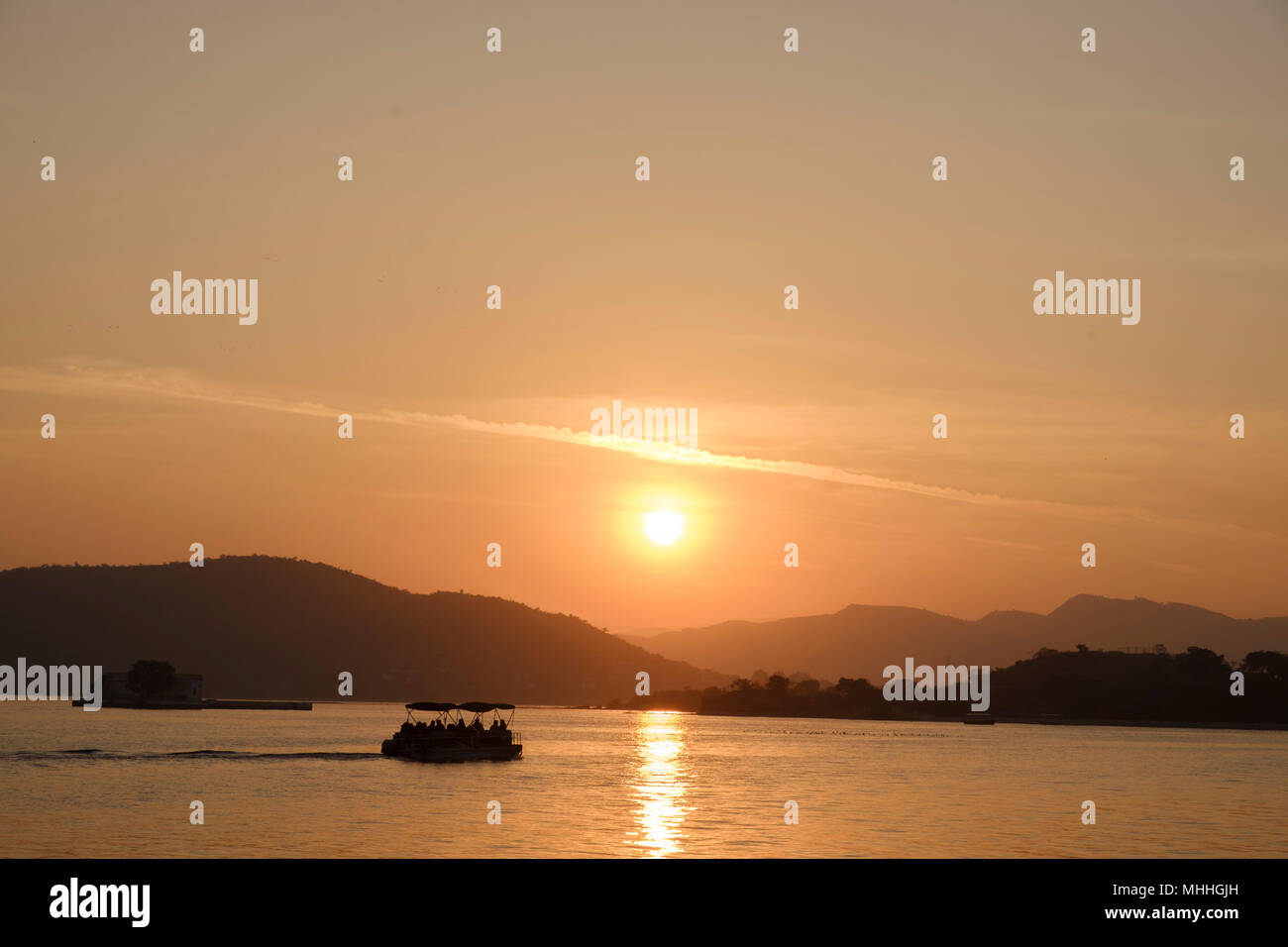 Sunset over Lake Pichola. Udaipur, also known as the City of Lakes, The Venice of the East, is the historic capital of the kingdom of Mewar, Rajasthan. Stock Photo
