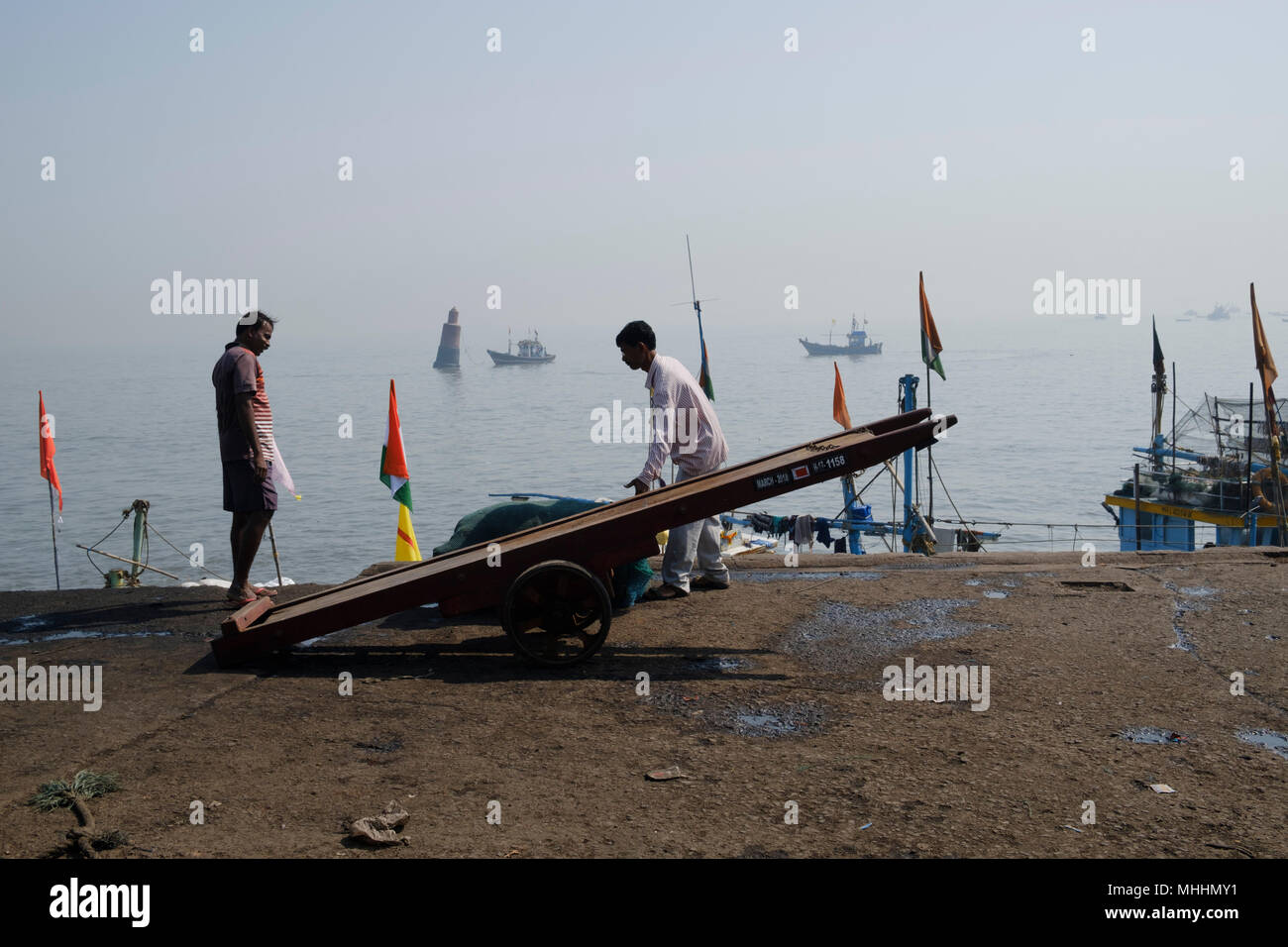 Fishermen loading and unloading their catch at Sassoon Dock, Mumbai ...