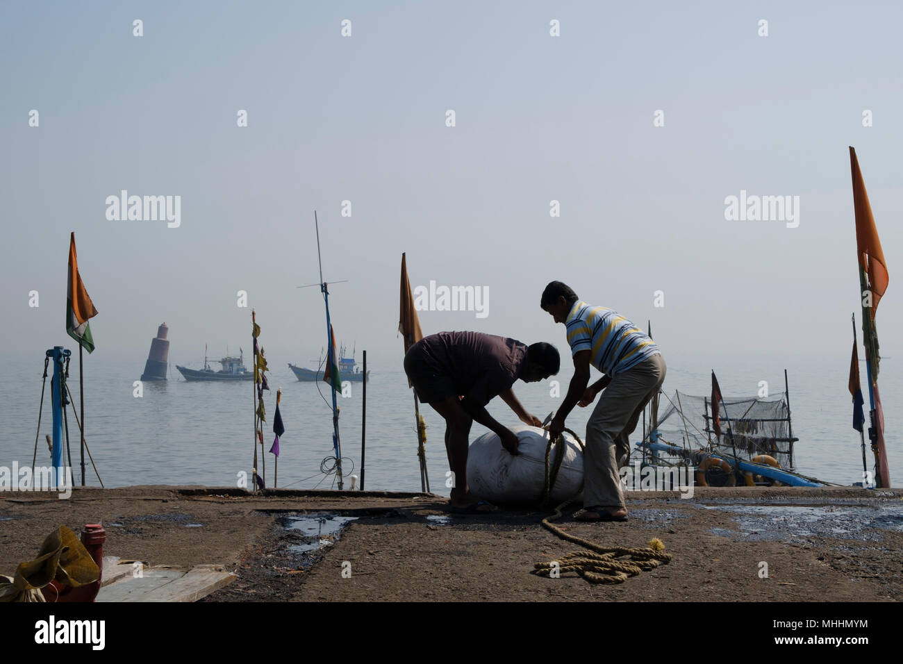 Fishermen loading and unloading their catch at Sassoon Dock, Mumbai ...