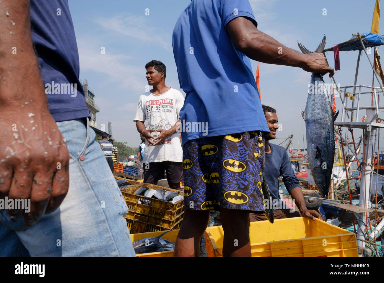 Fishermen loading and unloading their catch at Sassoon Dock, Mumbai ...