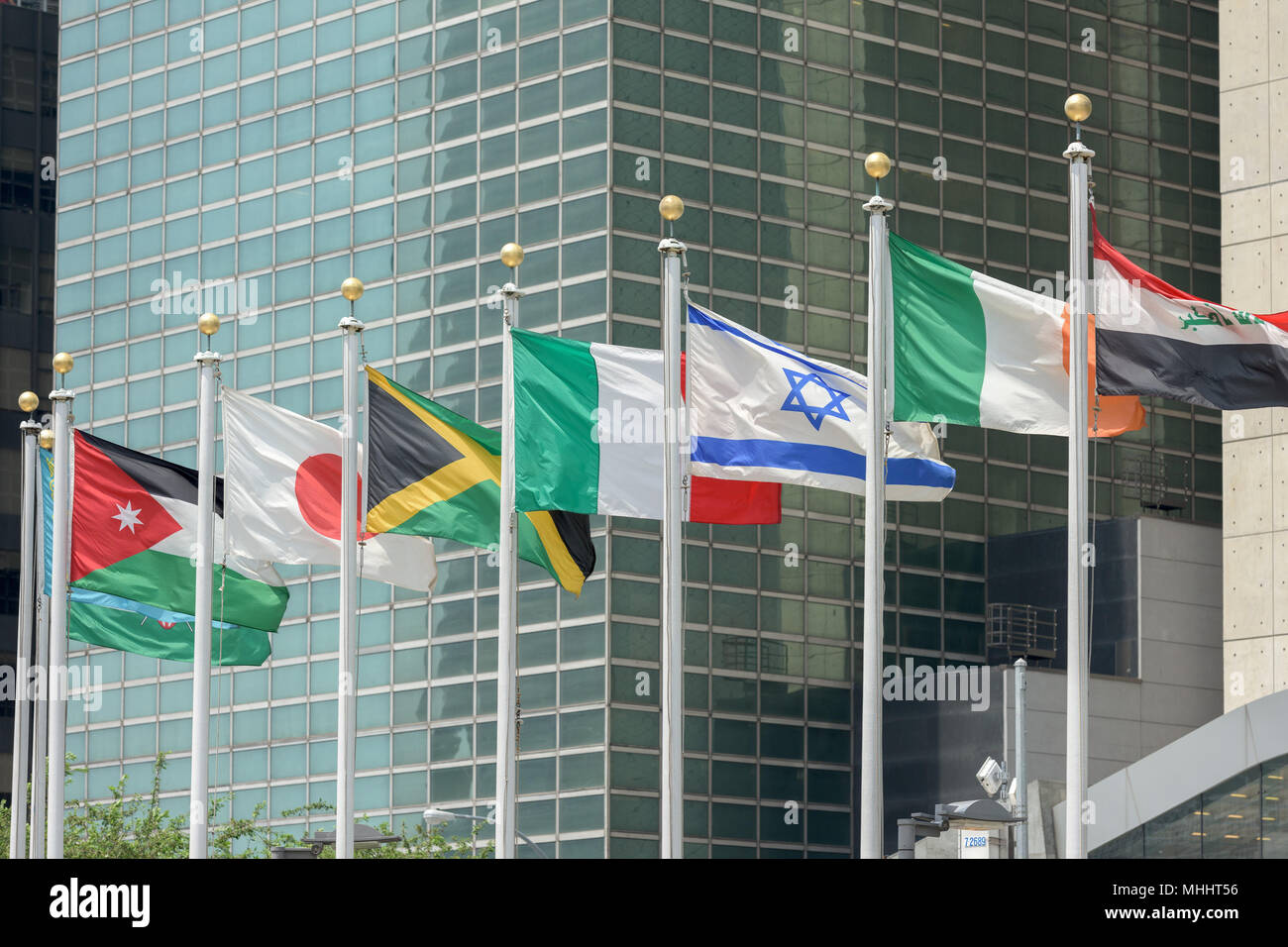 Флагшток на здание. Флаги перед зданием оон в нью-йорке. Флаги перед зданием оон в нью-йорке. Оон флаги перед зданием. Флаги у здания оон.