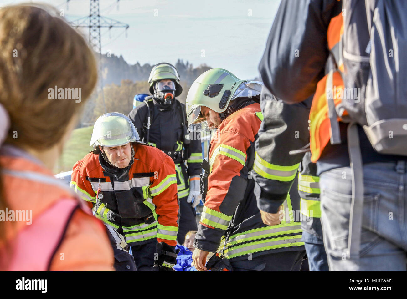 Feuerwehr im Einsatz bei der Bergung von Verletzten. Aufgenommen bei einer Rettungsübung im bayerischen Rödental. Stock Photo