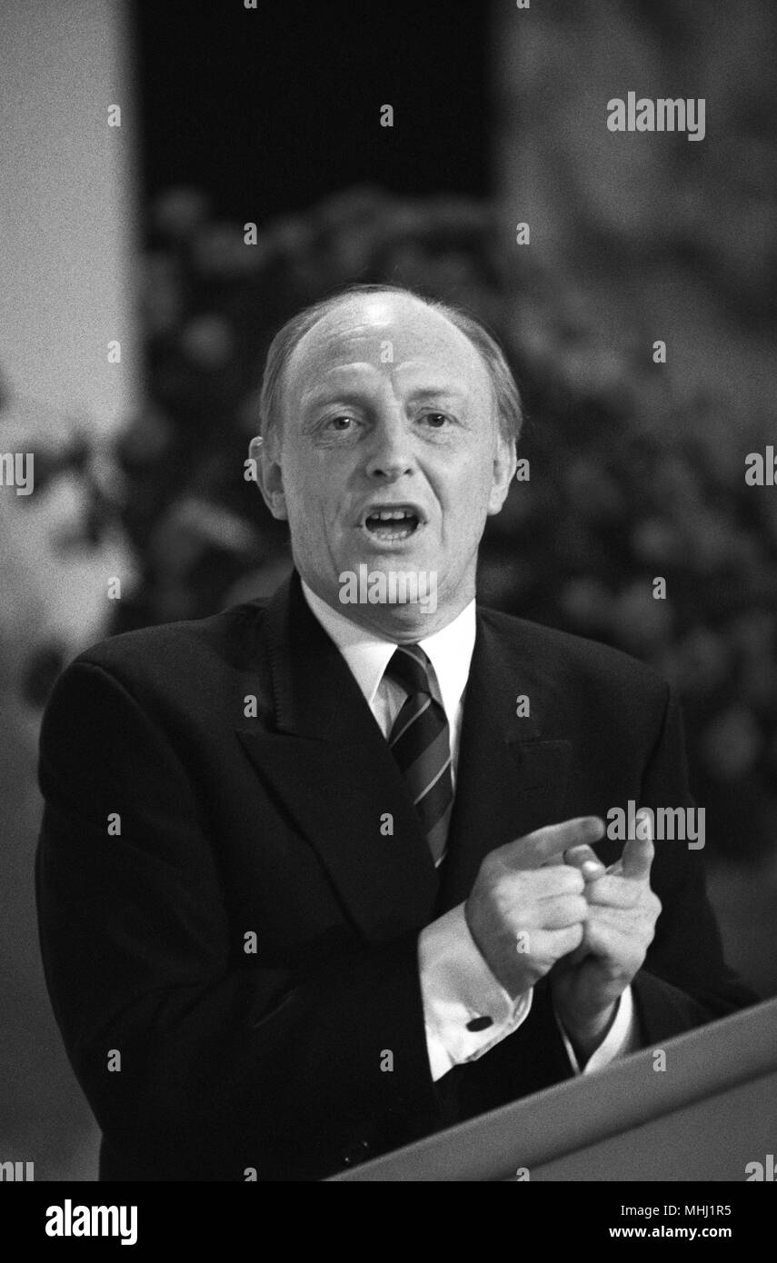 Labour Party annual conference 1990 Neil Kinnock. Picture by DAVID BAGNALL Stock Photo