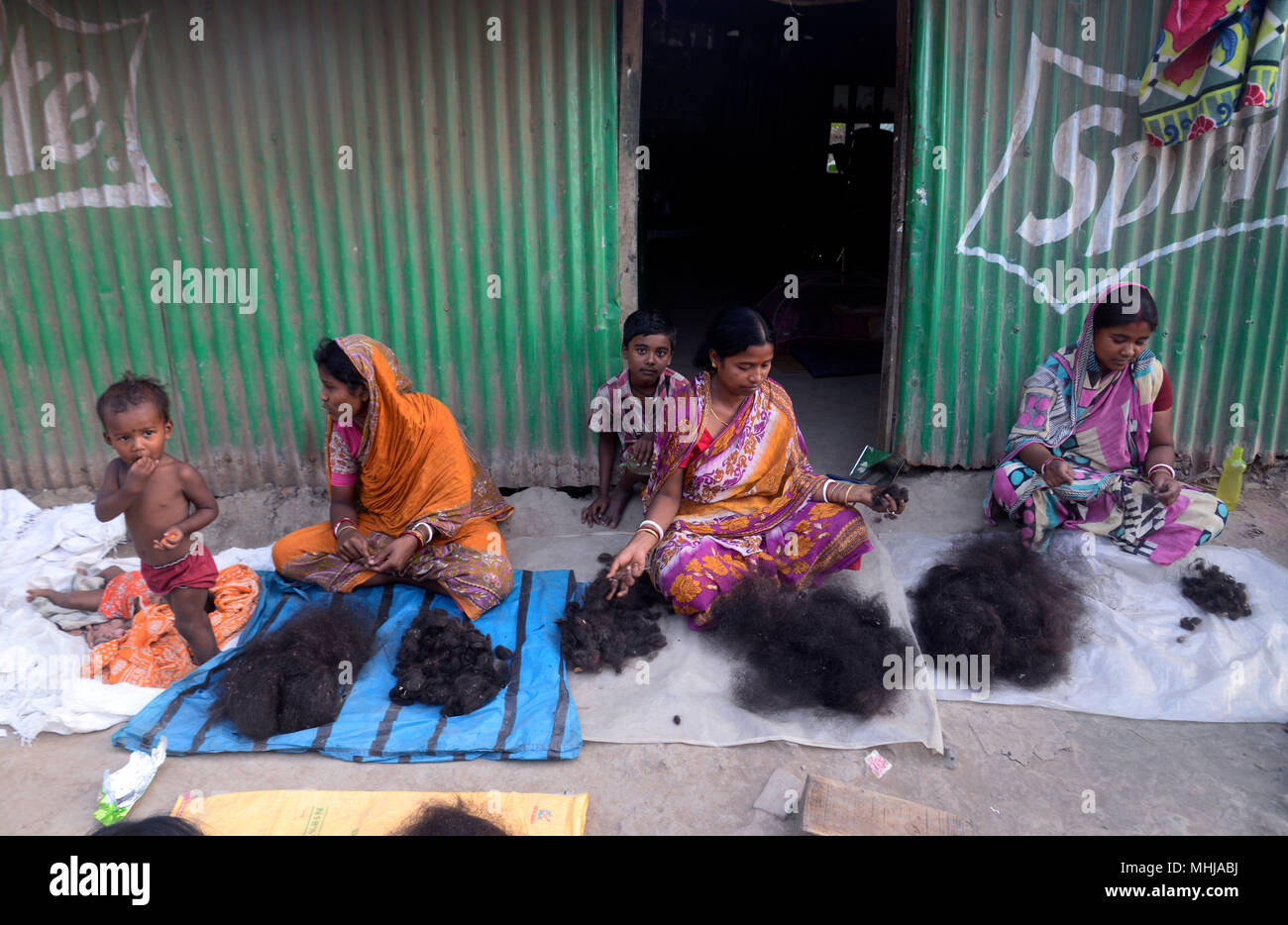 Kolkata, India. 01st May, 2018. Indian women labor separates the collected  hair before wig making process. Wig manufacturer in West Bengal use human  hairs to make fake hair and moustache. Credit: Saikat