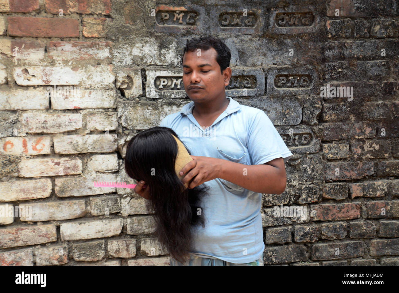 Kolkata, India. 01st May, 2018. Indian labor sets the wig hair made from  human hair in workshop near Kolkata. Wig manufacturer in West Bengal use  human hairs to make fake hair and