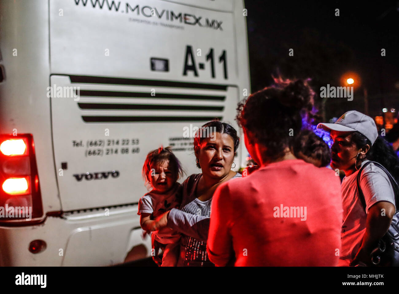Niños y mujeres con los mas vulnerables en la caravana del migrante.   Donald Trump, presidente de los Estados Unidos, continua con su plan este lunes Stock Photo