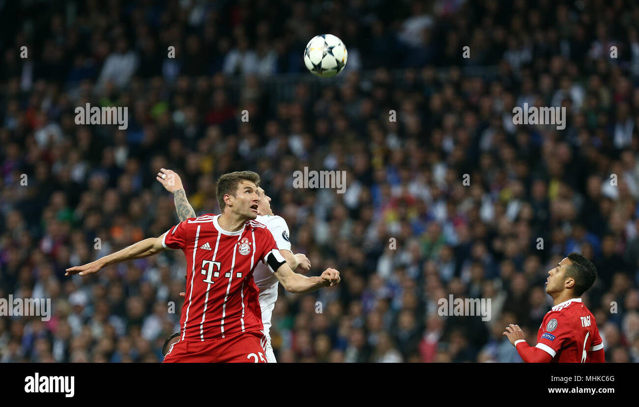 Madrid, Spain. 1st May, 2018. Thomas Muller (Bayern Munchen) competes for the ball with Toni Kroos (Real Madrid) during the UEFA Champions League Semi Final Second Leg match between  Real Madrid and Bayern Munchen at the Santiago Bernabeu. Credit: SOPA Images Limited/Alamy Live News Stock Photo