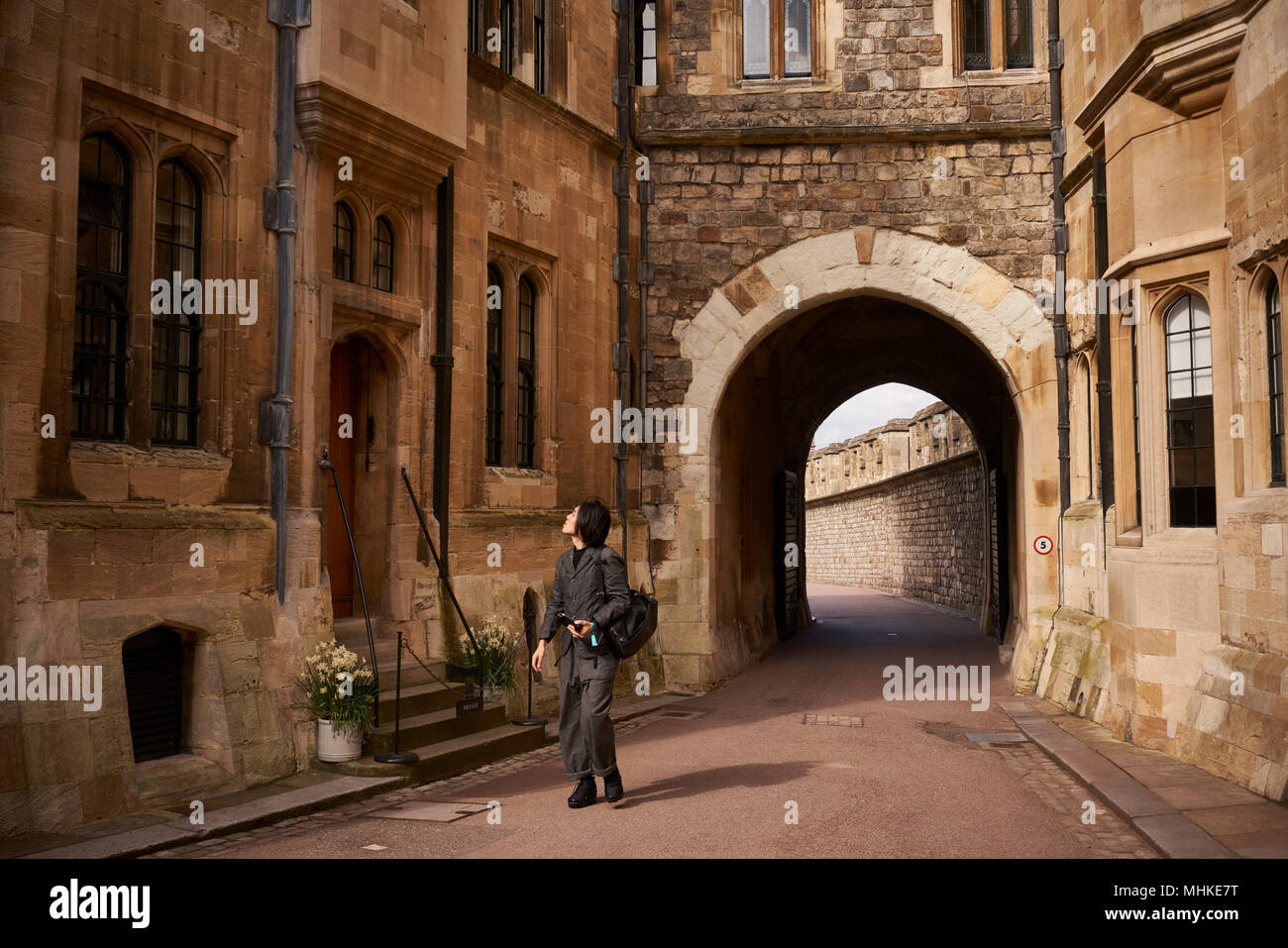 24 April 2018, Windsor, Great Britain: A visitor walking on the premises of the Windsor palace. Prince Harry and American Actress Meghan Markle will be saying their Wedding Vows on May 19, 2018 at the Windsor Palace. Photo: David Azia/dpa Stock Photo