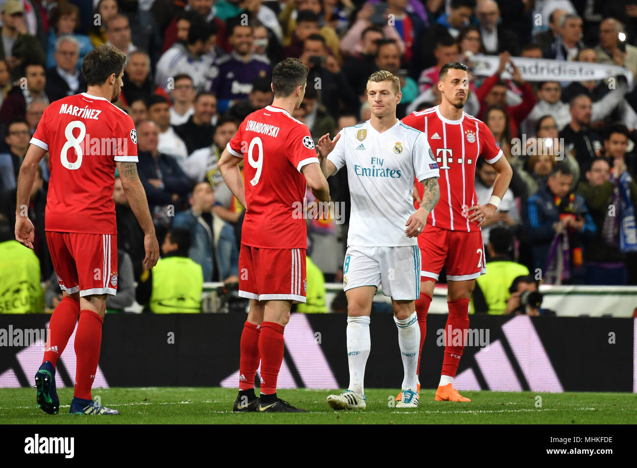 V Re Sandro Wagner Bayern Munich Toni Kroos Real Madrid Is Comforting Robert Lewandowski Fc Bayern Munich Javi Javier Martinez Fc Bayern Munich After The Game Disappointment Frustrated Disappointed Frustratedriert Dejected Action