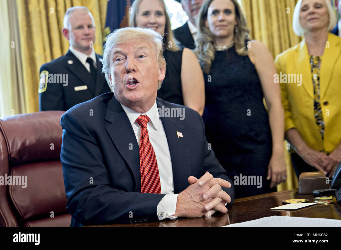 Washington, DC, USA. 1st May, 2018. United States President Donald Trump responds to a question while meeting with the crew and passengers of Southwest Airlines Co. flight 1380 in the Oval Office of the White House in Washington, DC, U.S., on Tuesday, May 1, 2018. An engine on Southwest's flight 1380, a Boeing Co. 737-700 bound for Dallas from New York's LaGuardia airport, exploded and made an emergency landing on April 17 sending shrapnel into the plane and killing a passenger seated near a window. Credit: Andrew Harrer/Pool via CNP | usage worldwide Credit: dpa/Alamy Live News Stock Photo