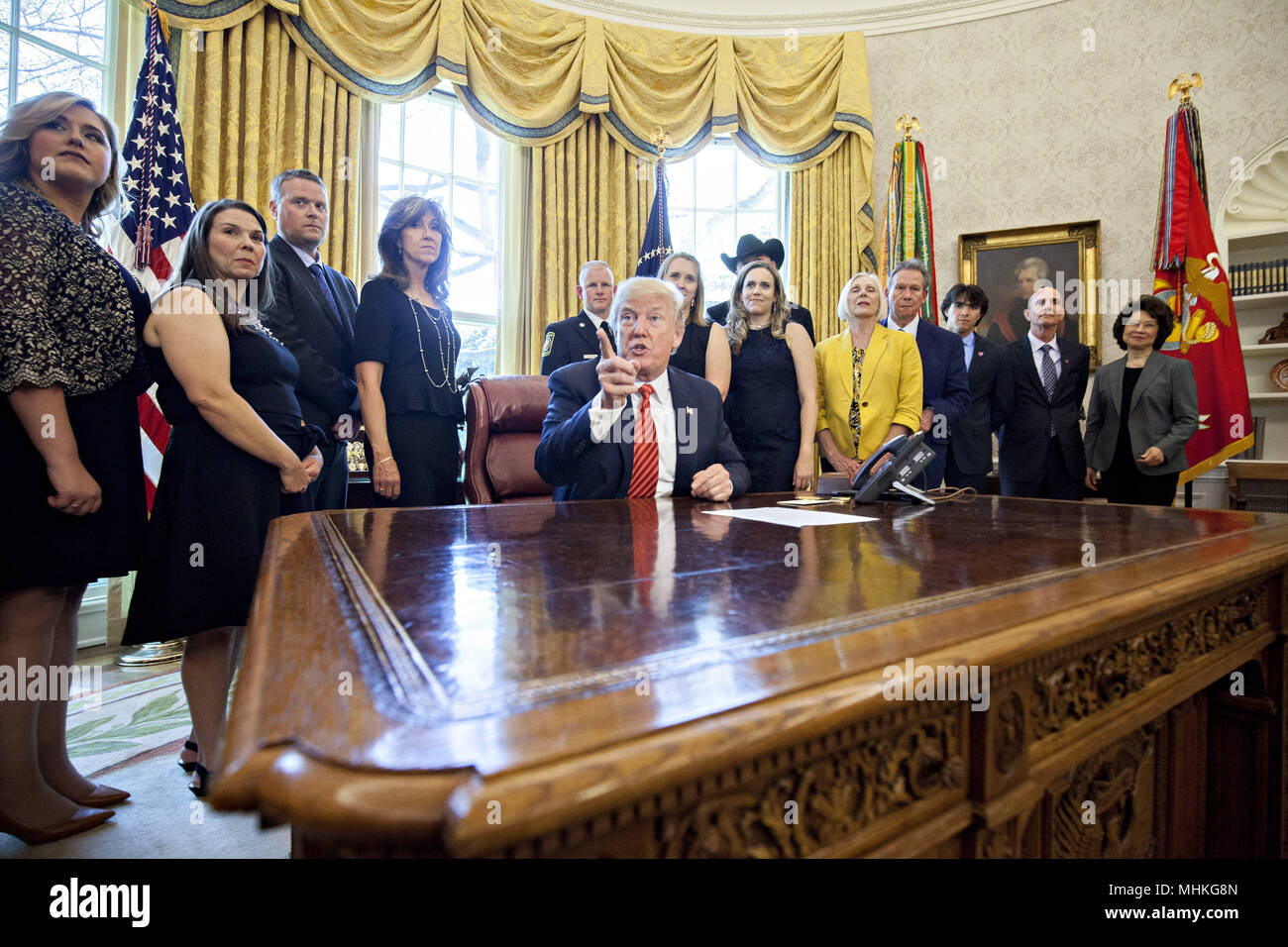 Washington, DC, USA. 1st May, 2018. United States President Donald Trump, center, responds to a question while meeting with the crew and passengers of Southwest Airlines Co. flight 1380 in the Oval Office of the White House in Washington, DC, U.S., on Tuesday, May 1, 2018. An engine on Southwest's flight 1380, a Boeing Co. 737-700 bound for Dallas from New York's LaGuardia airport, exploded and made an emergency landing on April 17 sending shrapnel into the plane and killing a passenger seated near a window. Credit: Andrew Harrer/Pool via CNP | usage worldwide Credit: dpa/Alamy Live News Stock Photo